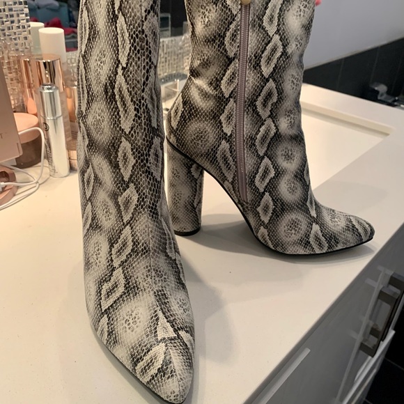 Black, Grey and White Faux Snake Skin Boots Size 8.5 Womens - Picture 1 of 6